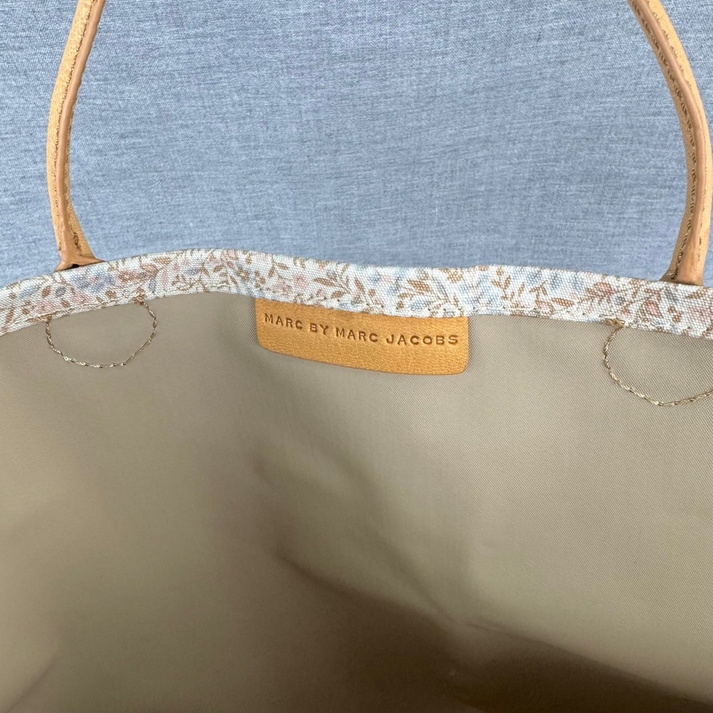 Marc by Marc Jacobs Lock It Pocket Tote Whitecap Grey Multi Canvas Leather NWT - Picture 9 of 14